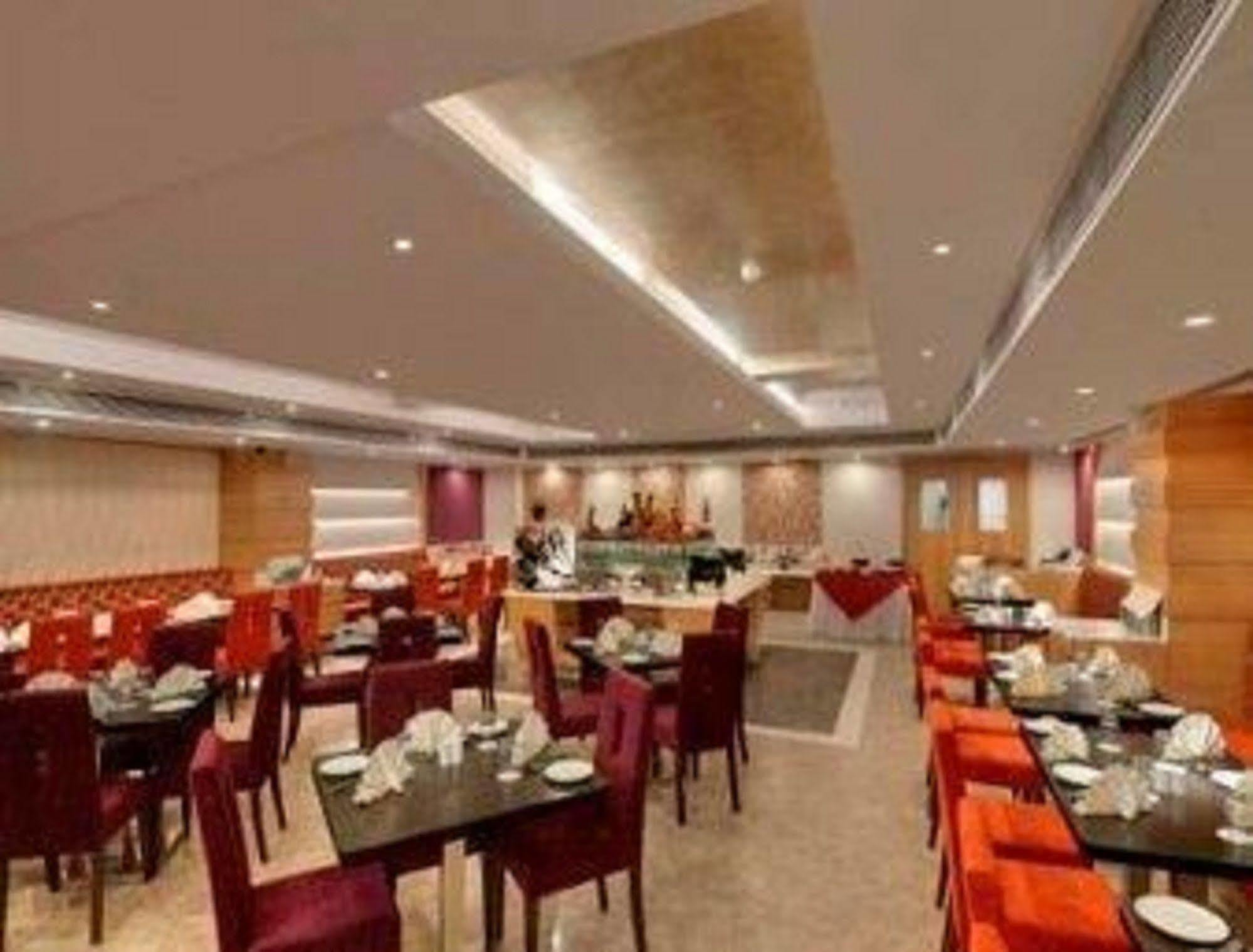 Ramada Ahmedabad Restaurante foto