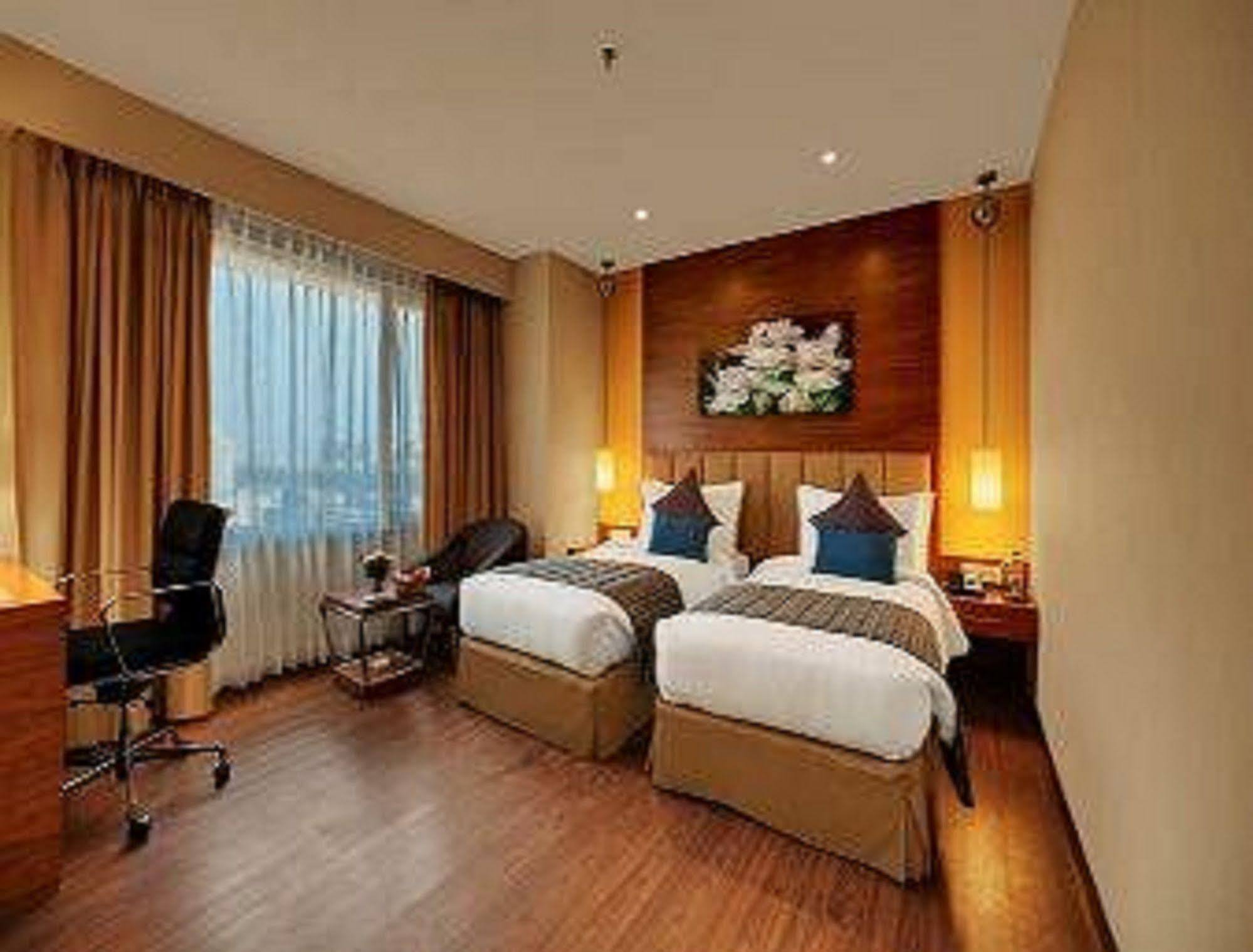 Ramada Ahmedabad Exterior foto