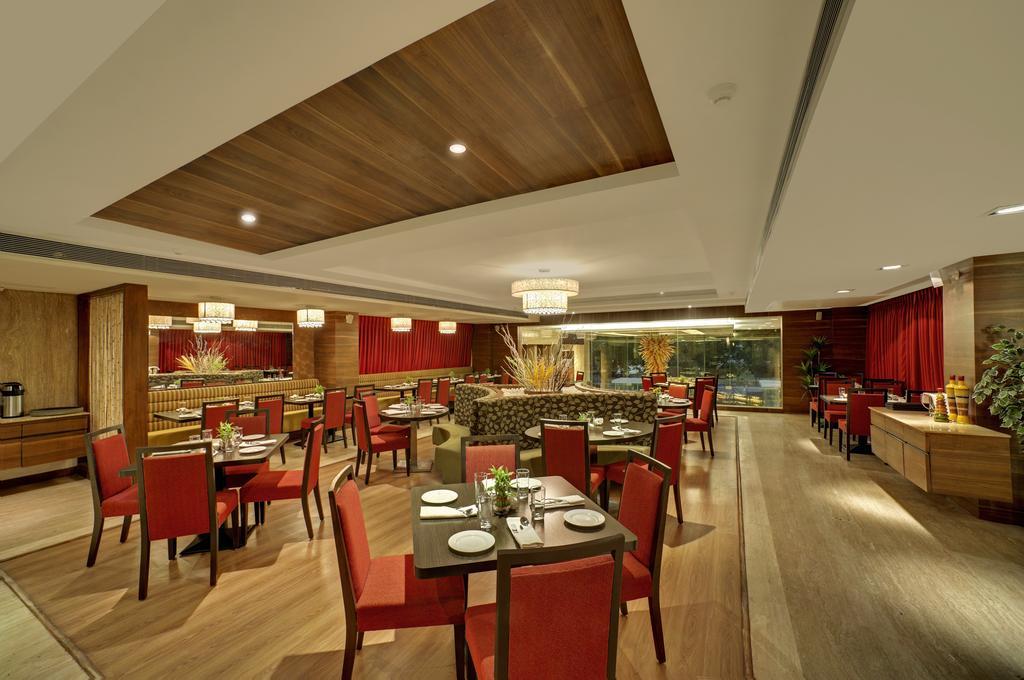 Ramada Ahmedabad Restaurante foto